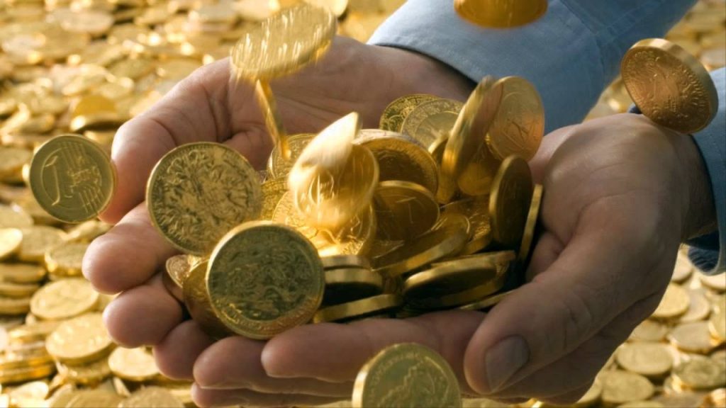 Imagen con manos llenas de monedas de oro