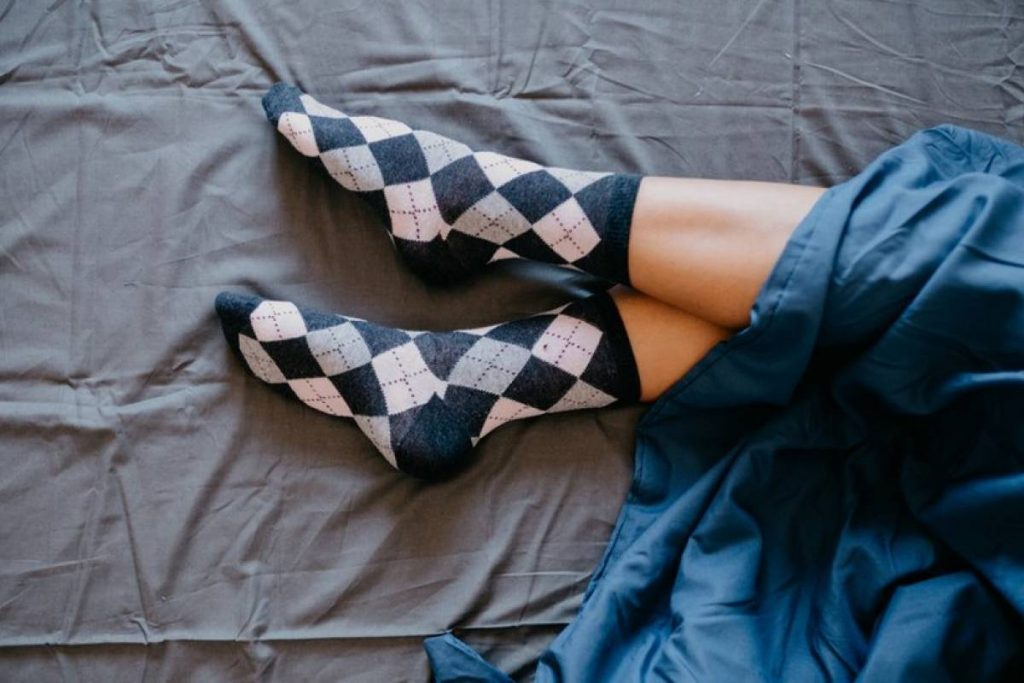 soñar con calcetines azules